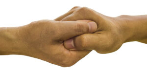 Två händer som fattar tag i varandra. Foto: Truthseeker08, Pixabay