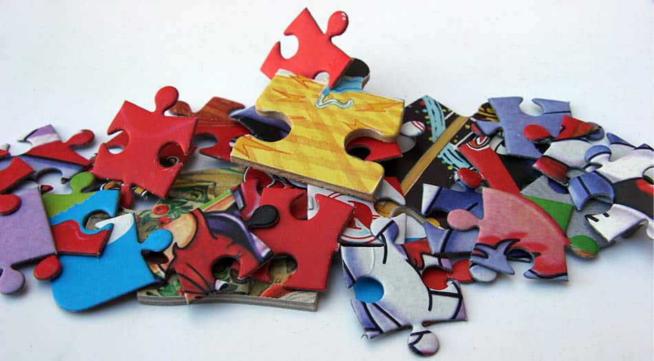 Färgglada pusselbitar i en stor hög. Foto: Monica Atterberg