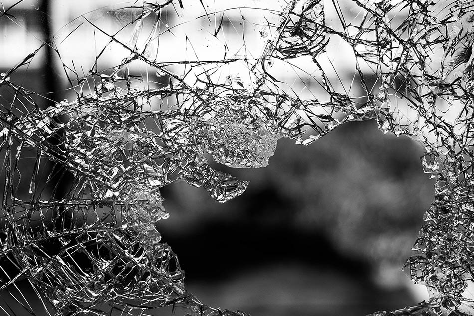 Sönderslagen glasruta. Foto: Pixabay