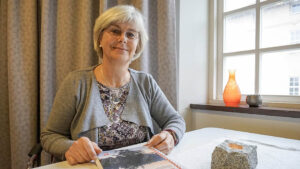 Bild på Marina Sjöberg vid sitt skrivbord. Foto: Kerstin Weman Thornell.