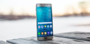 Stående mobiltelefon på en brygga mot en sjö. Foto: Mohi Syed, Pexels