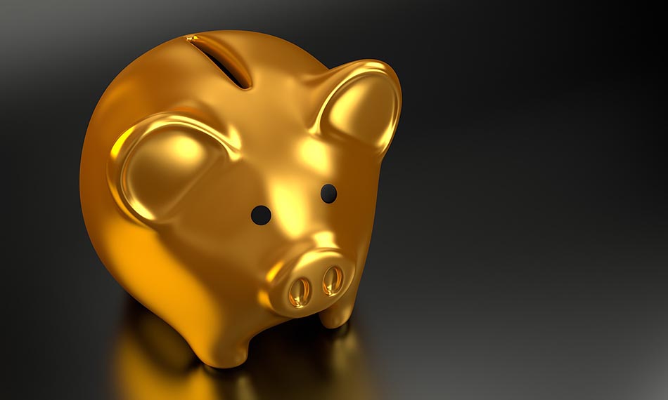 Spargris i guld mot mörk bakgrund. Foto: 3D Animation Production Company från Pixabay