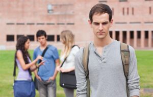 Skolgård med skolungdomar. Pressbild: Stockholms universitet.