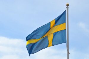 Svenska flaggan som vajar. Foto: Andy H från Pixabay
