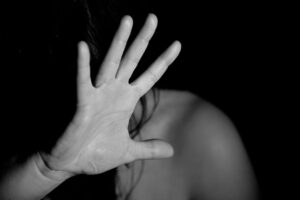 Naken kvinna som gör stopptecken med sin högerhand. Foto: Nino Carè från Pixabay. Svartvitt foto.
