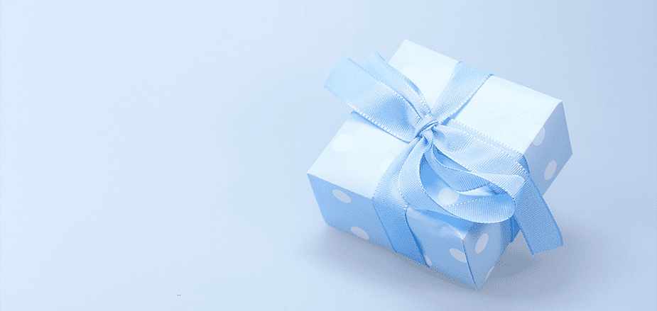 Ett blåaktigt paket mot ljusblå bakgrund. Foto: Blickpixel, Pixabay