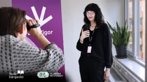 Inspelning med kamera och mikrofon. Studiefrämjandet, Allmäna Arsfonden och Vox Vigor logga.