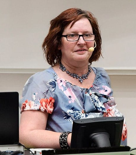 Petra Rohrer som sitter vid en dator och föreläser. Foto: Tua Lilja