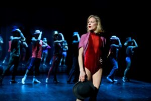 Bilden föreställer Hanna Lindblad och ensemblen i The Chorus Line