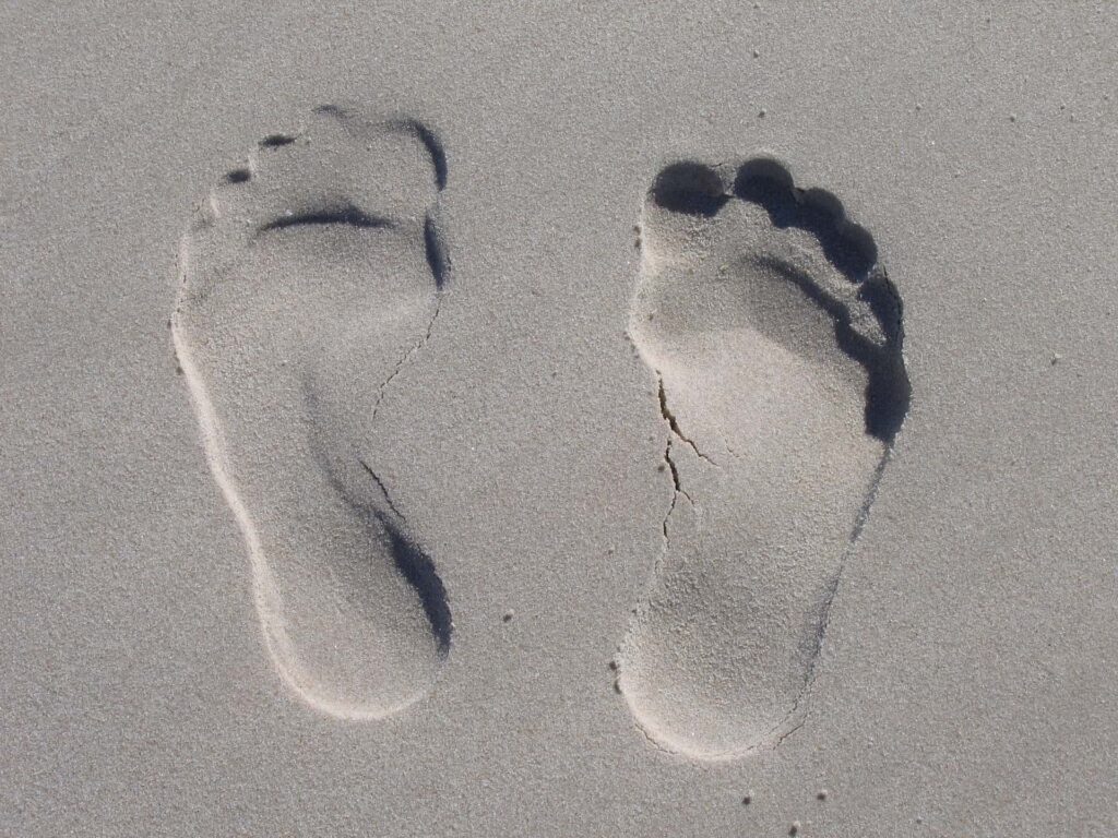 Fotspår I sand.
