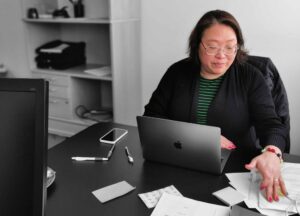 Beatrice Ikonen vid skrivbord på kontor