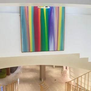 Bild på vägg med regnbågsdekoration och trappa
