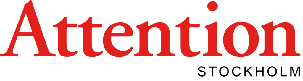 Attention Stockholms logga, röd text mot vit bakgrund