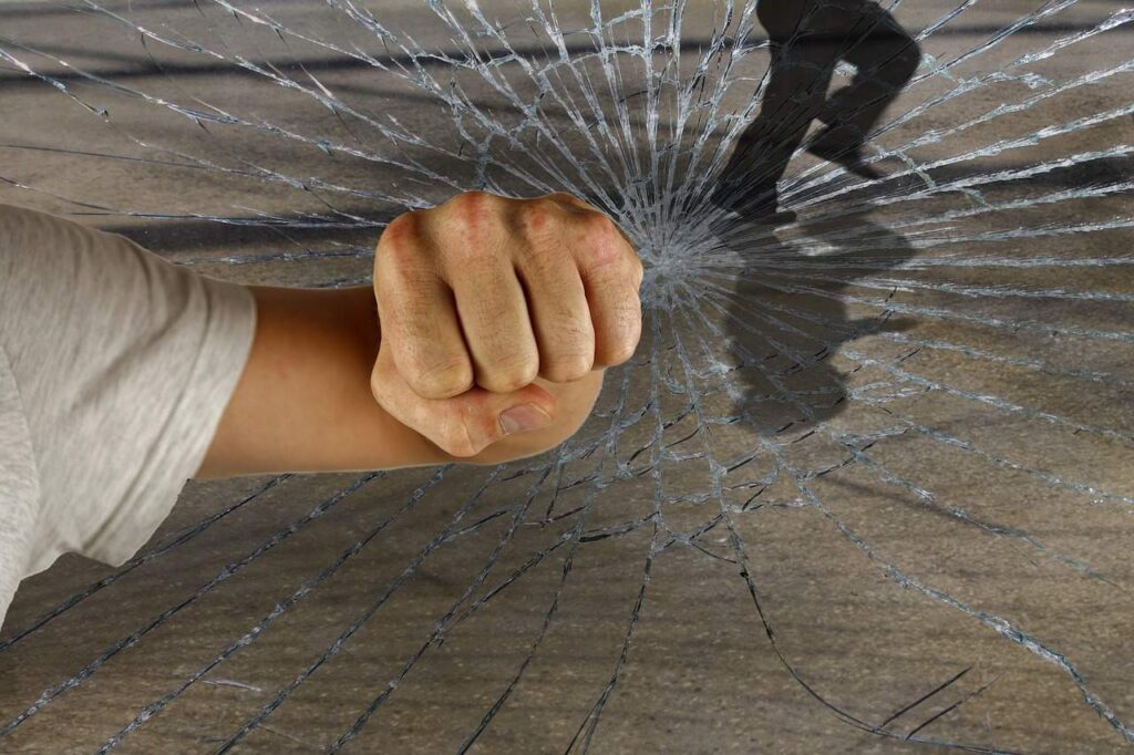 Hand och krossad is.