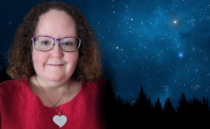 Anna-Maria med brunt lockigt hår, glasögon och en rosa tröja med ett hjärthalsband. I bakgrunden är det stjärnhimmel och skog.