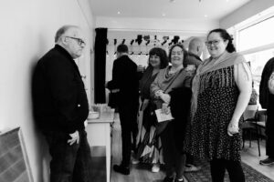 Människor på galleri. Svartvit bild