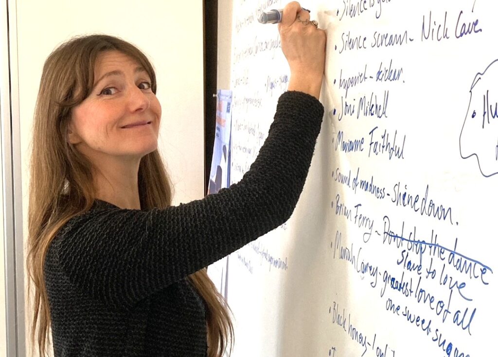 Producent Malin Jakobsson skriver upp förslag på en whiteboard-tavla.
