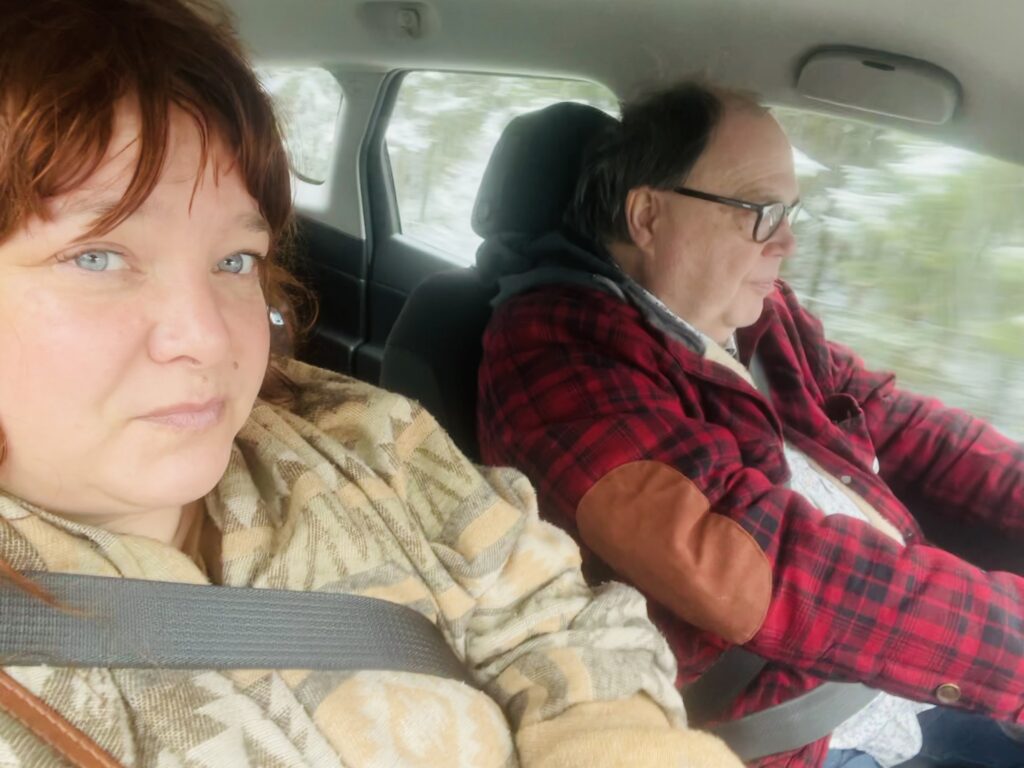 En kvinna, Anna-Maria Olsson i en bil som körs av en man, Stefan Wallerek.