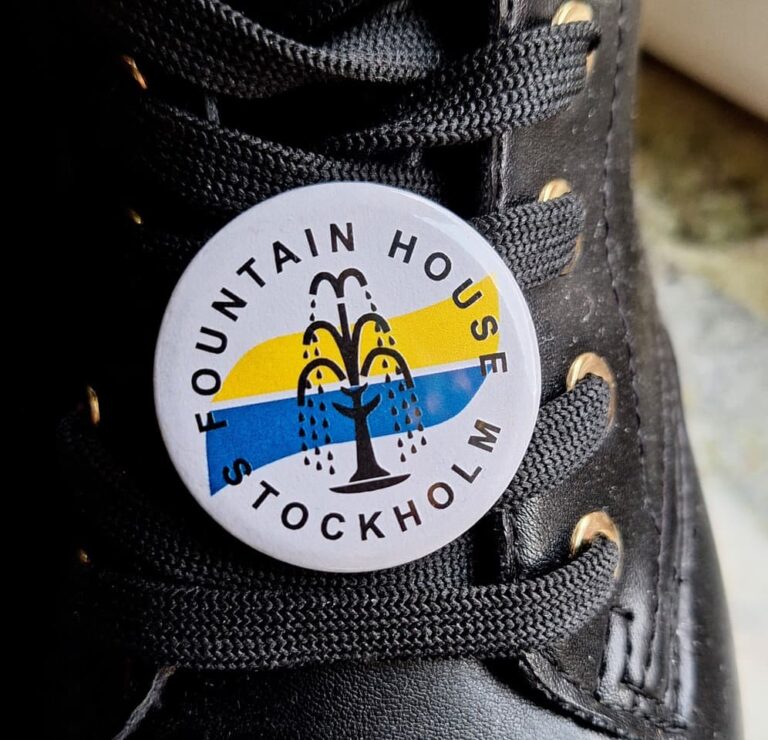 märke från fontänhuset på känga