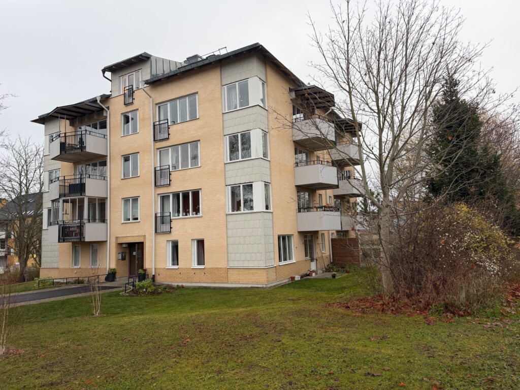 Ett gult och vitt hus på Döbelnsgatan i Uppsala. Fotograf: Monica Atterberg