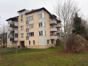 Ett gult och vitt hus på Döbelnsgatan i Uppsala. Fotograf: Monica Atterberg