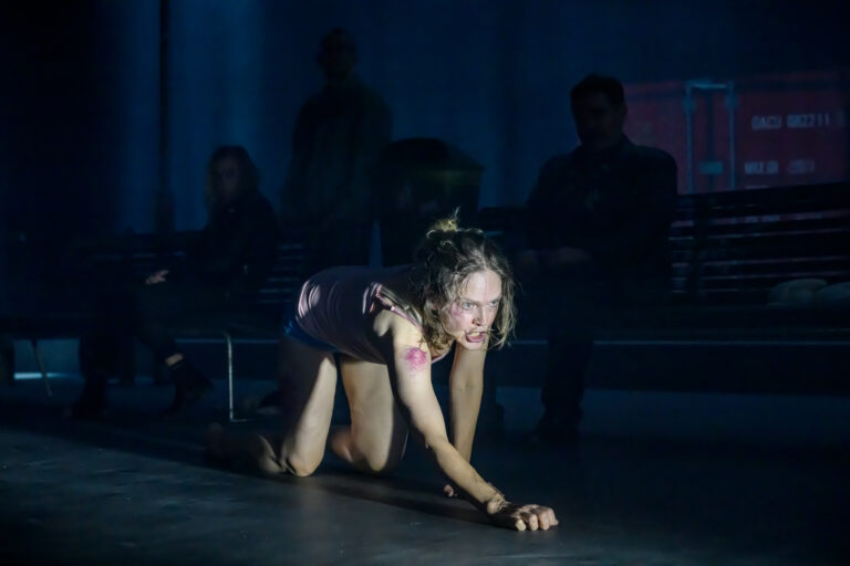 Blond kvinna kryper på golvet.