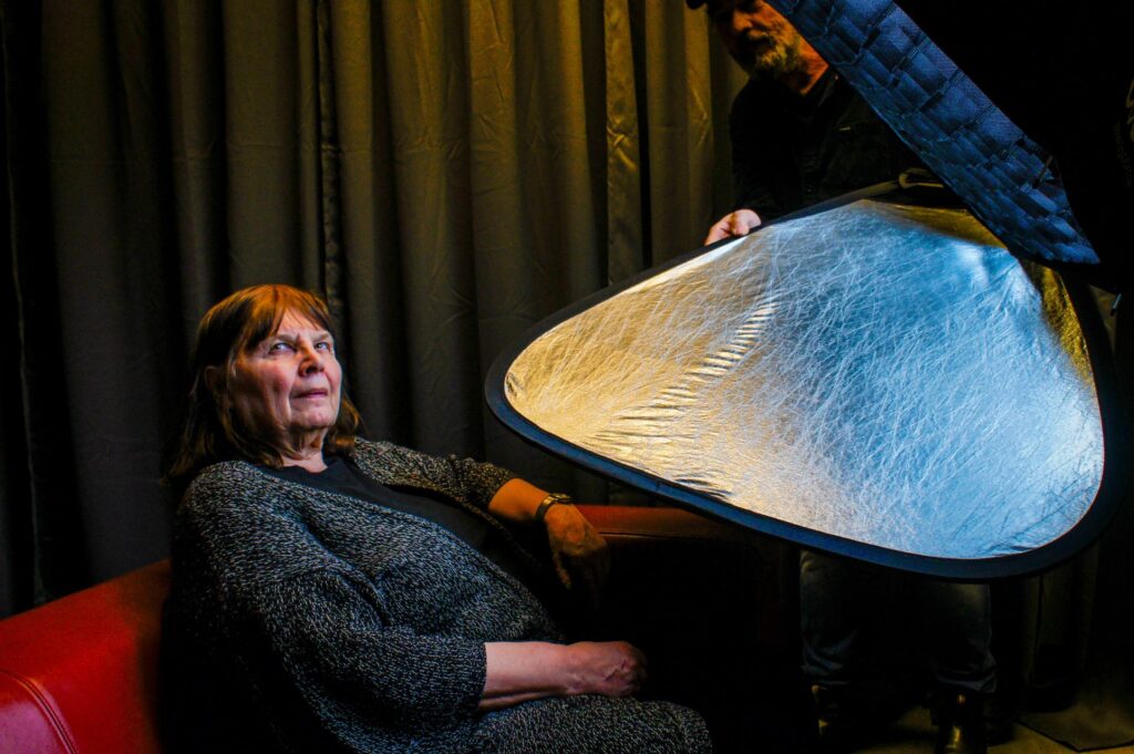 Monica Atterberg blir fotograferad.