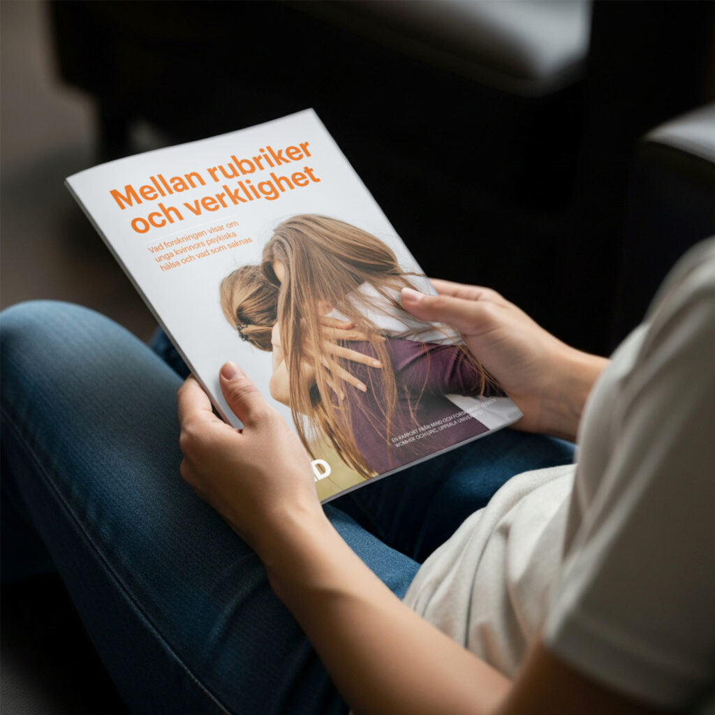 kvinna sitter ner och håller i rapporten "Mellan rubriker och verklighet"