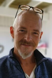 porträtt på Kalle med glasögon på pannan