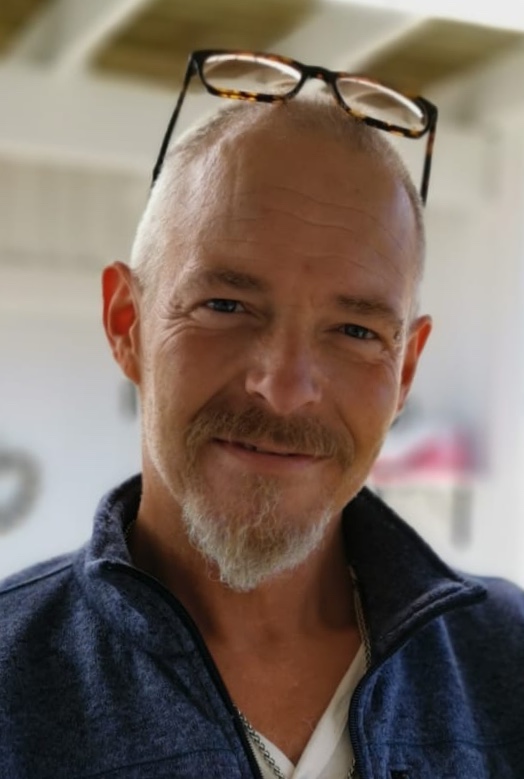 porträtt på Kalle med glasögon på pannan