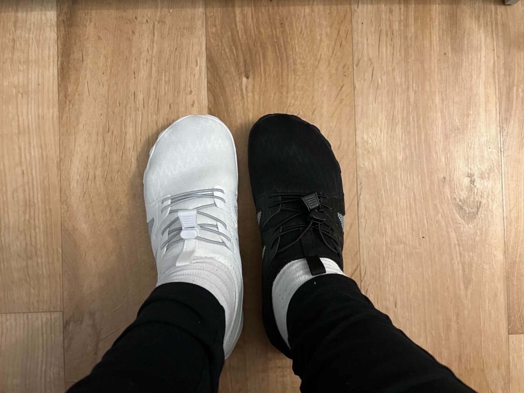 bilder på personer som rockar sockorna med olika underlag.