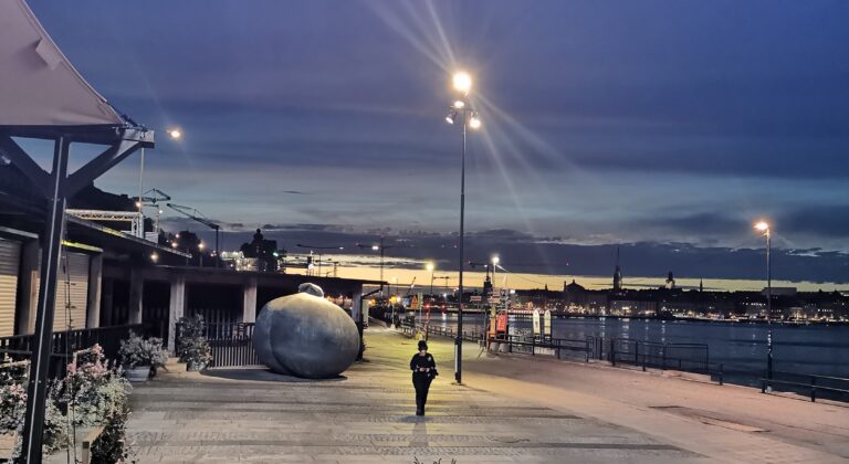 Ensam person i mörkret på väg från Fotografiska i Stockholm