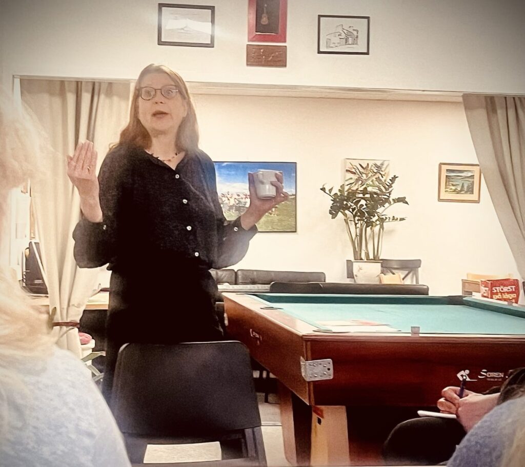 Jenny Wettering talar inför folk på Rsmh skåne