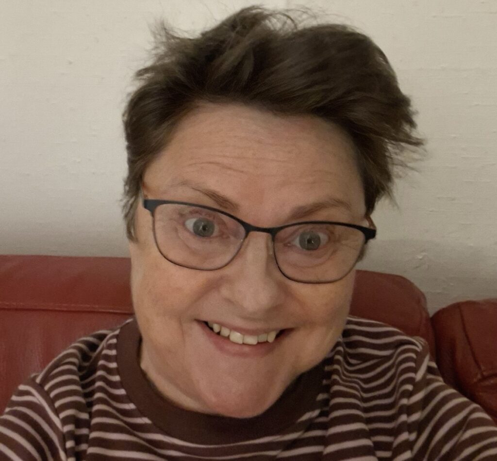 Gunvor med glasögon och kort hår