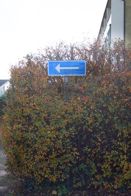 Bild på skylt med pil åt vänster