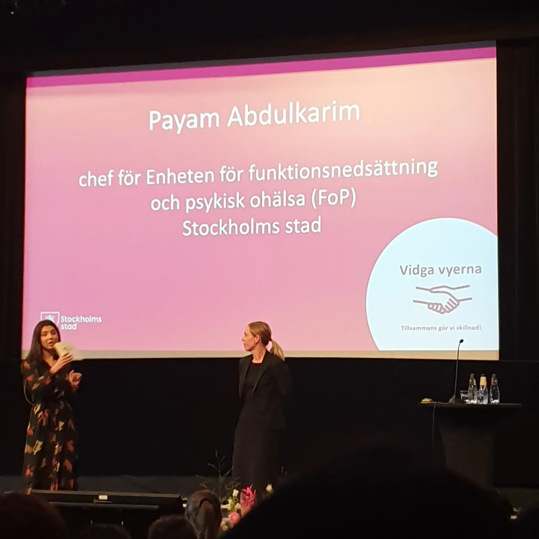 Två kvinnor på en scen. Text: Payam Abdulkarim, chef för Enheten för funktionsnedsättning och psykisk ohälsa (FoP)